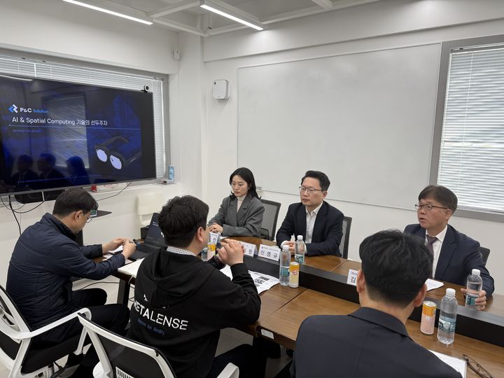 [서울=뉴시스] 방송통신위원회가 서울 서초구에 위치한 가상융합세계(메타버스) 전문기업 피앤씨솔루션을 방문해 산업 현황을 점검하고 기업 애로사항을 청취했다. (사진=방통위 제공) *재판매 및 DB 금지
