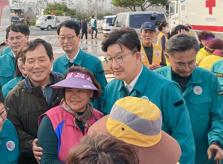 [대구=뉴시스] 정재익 기자 = 권성동 국민의힘 원내대표가 24일 경북 의성군 산불 대피소로 마련된 의성체육관을 찾아 자원봉사자들을 격려하고 있다. 2025.03.24. jjikk@newsis.com *재판매 및 DB 금지