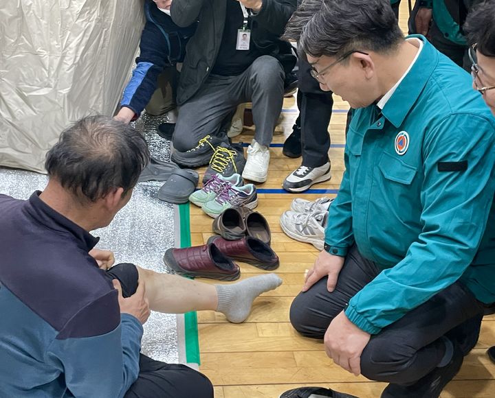 [대구=뉴시스] 정재익 기자 = 권성동 국민의힘 원내대표가 24일 경북 의성군 산불 대피소로 마련된 의성체육관을 찾아 주민을 격려하고 있다. 2025.03.24. jjikk@newsis.com *재판매 및 DB 금지