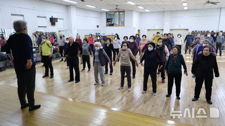 [과천=뉴시스] 과천시 노인복지관이 2024년 사회복지시설 평가에서 A등급을 획득한 가운데 ’복지관 이용 어르신들이 건강체조를 하고 있다. (사진=과천시 제공).2025.03.24.photo@newsis.com