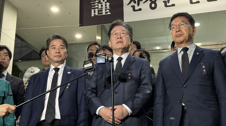 [창녕=뉴시스] 이재명 더불어민주당 대표 등이 24일 오후 경남 산청군 시천면에서 발생한 산불 진압에 투입됐던 순직자 4명의 합동분향소인 창녕군민체육관을 방문해 고인을 추모한 후 발언하고 있다. (사진=독자 제공) 2025.03.24. photo@newsis.com *재판매 및 DB 금지