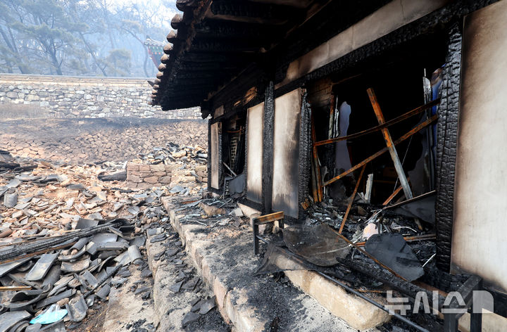 [의성=뉴시스] 이무열 기자 = 경북 의성군 산불 발생 사흘째인 24일 의성군 안평면 신안리 운람사가 산불에 폐허가 되어 있다. 2025.03.24. lmy@newsis.com