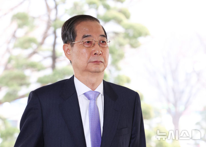 [서울=뉴시스] 최진석 기자 = 한덕수 대통령 권한대행 국무총리가 탄핵심판이 기각된 24일 오전 서울 종로구 정부서울청사로 등청하고 있다. 2025.03.24. myjs@newsis.com