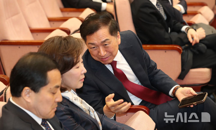 [서울=뉴시스] 황준선 기자 = 한덕수 국무총리의 탄핵심판 선고 날인 24일 서울 종로구 헌법재판소 대심판정에서 국민의힘 김기현, 나경원 의원이 대화를 하고 있다. (공동취재) 2025.03.24.photo@newsis.com