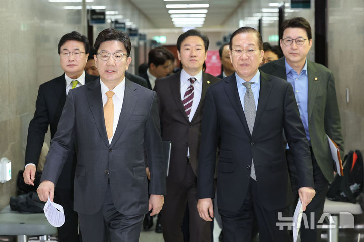 [서울=뉴시스] 권창회 기자 = 권영세(오른쪽) 국민의힘 비상대책위원장과 권성동 원내대표가 24일 오전 서울 여의도 국회에서 열린 한덕수 국무총리 탄핵 기각 관련 기자회견을 하기 위해 이동하고 있다. 2025.03.24. kch0523@newsis.com