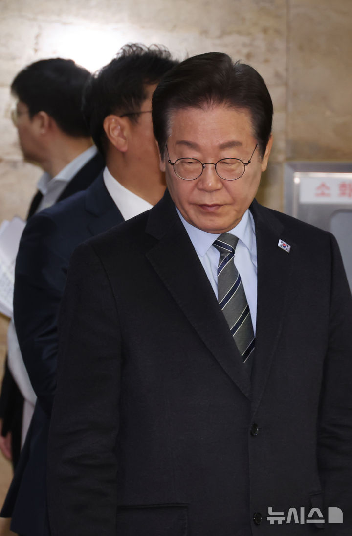 [서울=뉴시스] 고승민 기자 = 이재명 더불어민주당 대표가 24일 서울 여의도 국회에서 비공개 최고위원회의를 마친 뒤 국회를 나서고 있다. 2025.03.24. kkssmm99@newsis.com