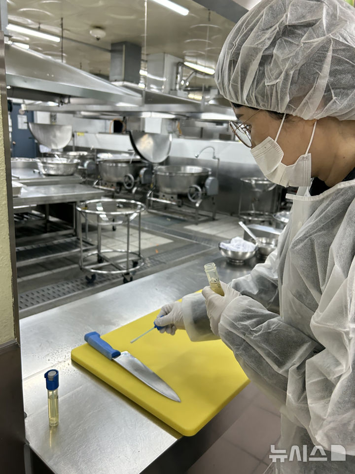 [광주=뉴시스] 광주시 세계양궁대회 경기장, 숙소 주변 외식업체 위생점검. (사진=광주시청 제공). photo@newsis.com *재판매 및 DB 금지