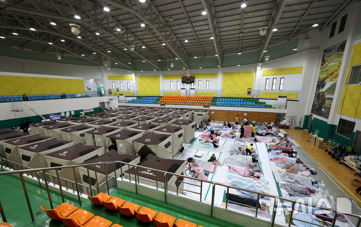 [의성=뉴시스] 이무열 기자 = 경북 의성군 산불 발생 사흘째인 24일 의성실내체육관에 마련된 임시 대피소에 이재민들이 휴식을 취하고 있다. 2025.03.24. lmy@newsis.com