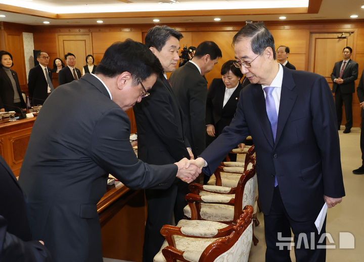 [서울=뉴시스] 조수정 기자 = 한덕수 대통령 권한대행 국무총리가 24일 정부서울청사에서 열린 국무위원간담회에 참석하며 최상목 부총리 겸 기획재정부 장관과 인사하고 있다. (대통령실통신사진기자단) 2025.03.24. chocrystal@newsis.com