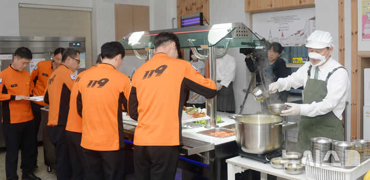 [전주=뉴시스] 김얼 기자 = 소방서 집단 급식소 현장행정에 나선 김관영 전북특별자치도지사가 24일 전북 전주시 전주완산소방서를 방문해 소방관들에게 급식을 배식하고 있다. 2025.03.24. pmkeul@newsis.com