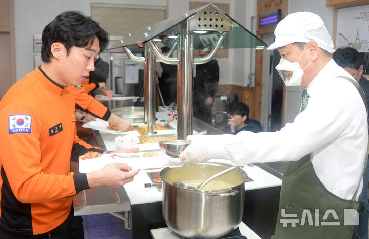 [전주=뉴시스] 김얼 기자 = 소방서 집단 급식소 현장행정에 나선 김관영 전북특별자치도지사가 24일 전북 전주시 전주완산소방서를 방문해 소방관들에게 급식을 배식하고 있다. 2025.03.24. pmkeul@newsis.com
