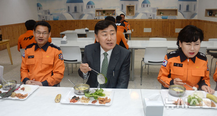 [전주=뉴시스] 김얼 기자 = 소방서 집단 급식소 현장행정에 나선 김관영(가운데) 전북특별자치도지사가 24일 전북 전주시 전주완산소방서를 방문해 소방관들과 함께 점심을 먹고 있다. 2025.03.24. pmkeul@newsis.com