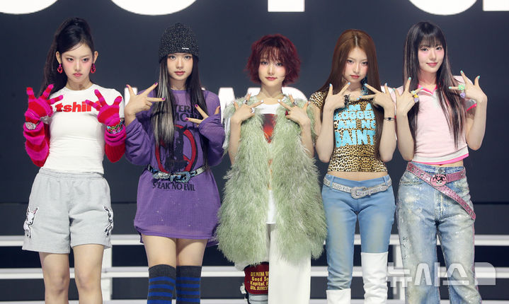 [서울=뉴시스] 김혜진 기자 = 그룹 키키가 24일 오후 서울 용산구 블루스퀘어에서 열린 첫 번째 미니 앨범 '언컷 젬'(UNCUT GEM) 발매 및 데뷔 기념 쇼케이스에서 포즈를 취하고 있다.지난달 프리 데뷔곡으로 공개 후, 음악방송 무대를 선보인 타이틀곡 '아이 투 미'는 키키의 당찬 매력을 극대화했다. 2025.03.24. jini@newsis.com