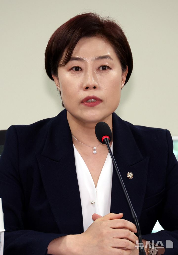 [서울=뉴시스] 조성봉 기자 = 서지영 국민의힘 의원이 24일 오후 서울 여의도 국회 의원회관 간담회의실에서 열린 '아동 마음건강 통합적 지원 체계 마련을 위한 토론회'에서 인사말을 하고 있다. 2025.03.24. suncho21@newsis.com