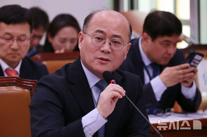 [서울=뉴시스] 조성우 기자 = 이창윤 과학기술정보통신부 제1차관이 24일 오후 서울 여의도 국회에서 미국 에너지부가 한국을 민감국가로 지정한 문제와 관련 긴급 현안보고 및 질의를 위해 열린 외교통일위원회 전체회의에서 의원 질의에 답변하고 있다. 2025.03.24. xconfind@newsis.com