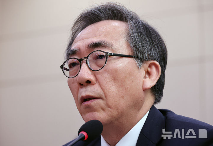 [서울=뉴시스] 조성우 기자 = 조태열 외교부 장관이 24일 오후 서울 여의도 국회에서 미국 에너지부가 한국을 민감국가로 지정한 문제와 관련 긴급 현안보고 및 질의를 위해 열린 외교통일위원회 전체회의에서 의원 질의에 답변하고 있다. 2025.03.24. xconfind@newsis.com