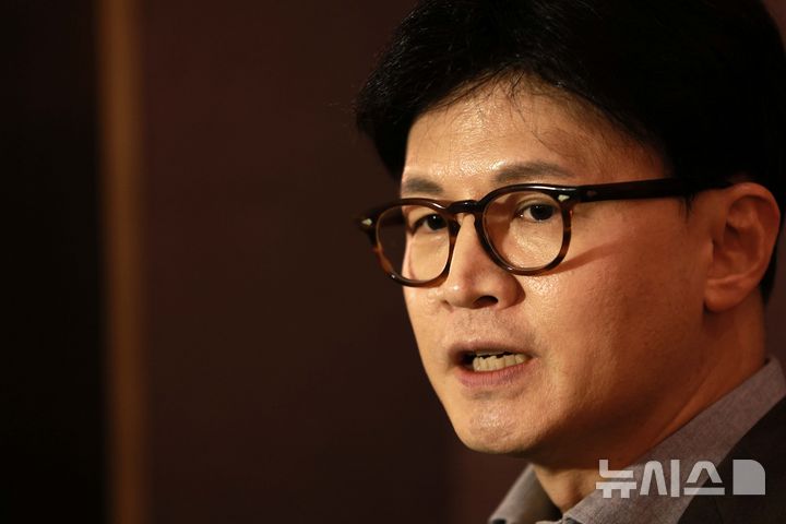 [서울=뉴시스] 고범준 기자 = 한동훈 전 국민의힘 대표가 24일 오후 서울 중구 웨스틴조선 서울호텔에서 열린 산학연포럼에서 'AX 시대를 위한 정치'를 주제로 강연하기 전 취재진 질문에 답하고 있다. 2025.03.24. bjko@newsis.com