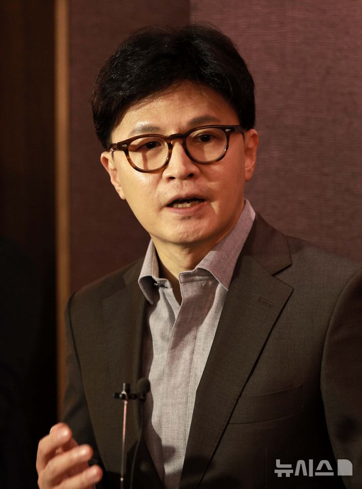 [서울=뉴시스] 고범준 기자 = 한동훈 전 국민의힘 대표가 지난달 24일 오후 서울 중구 웨스틴조선 서울호텔에서 열린 산학연포럼에서 'AX 시대를 위한 정치'를 주제로 강연하기 전 취재진 질문에 답하고 있다. 2025.03.24. bjko@newsis.com