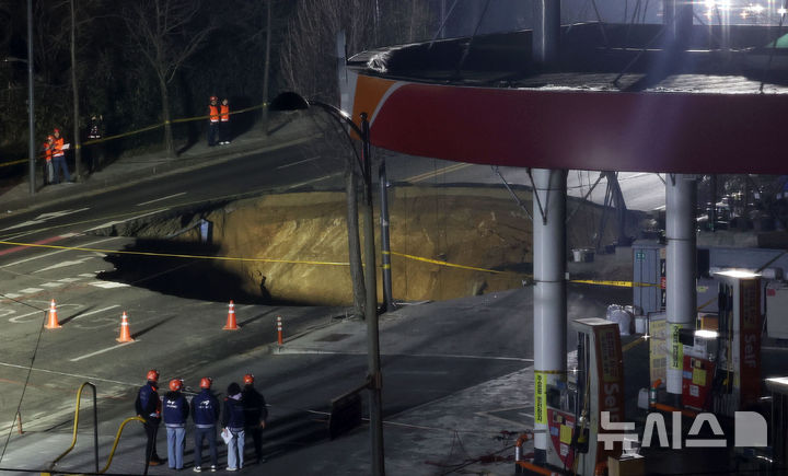 [서울=뉴시스] 김근수 기자 = 24일 서울 강동구 명일동 한 도로에 발생한 대형 싱크홀이 보이고 있다. 2025.03.24. ks@newsis.com