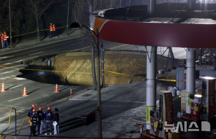 [서울=뉴시스] 김근수 기자 = 24일 서울 강동구 명일동 한 도로에 발생한 대형 싱크홀이 보이고 있다. 2025.03.24. ks@newsis.com