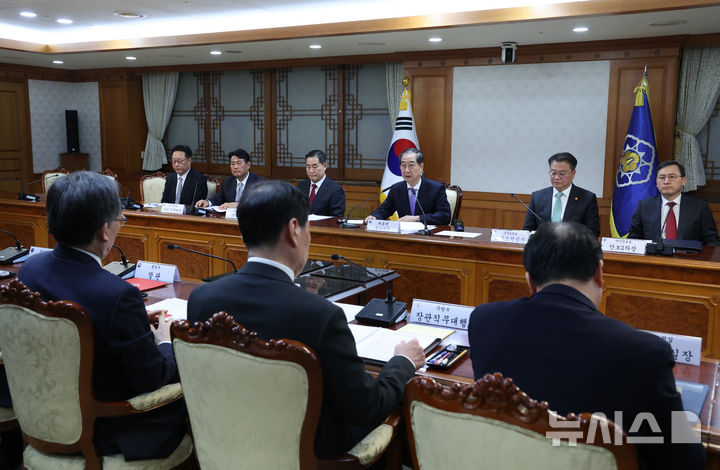 [서울=뉴시스] 조수정 기자 = 헌법재판소 탄핵 기각으로 직무에 복귀한 한덕수 대통령 권한대행 국무총리가 24일 정부서울청사에서 국가안전보장회의(NSC)를 주재하고 있다. 2025.03.24. chocrystal@newsis.com
