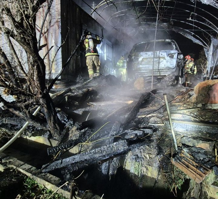 [부여=뉴시스] 지난 24일 밤 11시32분께 충남 부여군 부여읍 군수리의 한 주택 옆 컨테이너와 차량에서 불이 나 소방대원들이 진화에 나서고 있다. (사진=부여소방서 제공) 2025.03.25. photo@newsis.com *재판매 및 DB 금지