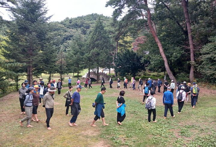 원주시, 맨발걷기 지도자 양성 교육…'50명 선착순 모집'