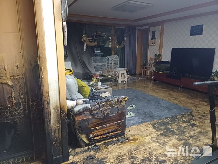 [진천=뉴시스] 24일 충북 진천군 진천읍의 한 아파트 10층에서 불이나 주민 60여명이 대피하는 소동이 발생했다. (사진= 진천소방서 제공) 2025.03.25. photo@newsis.com *재판매 및 DB 금지