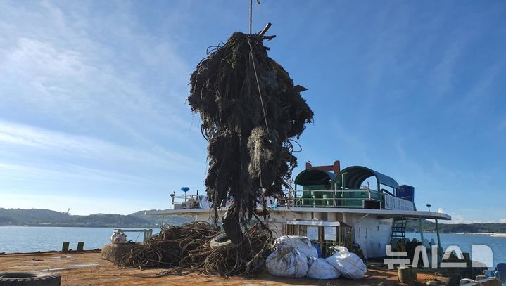 [서울=뉴시스] 연평도 유실·침적 폐어구. 