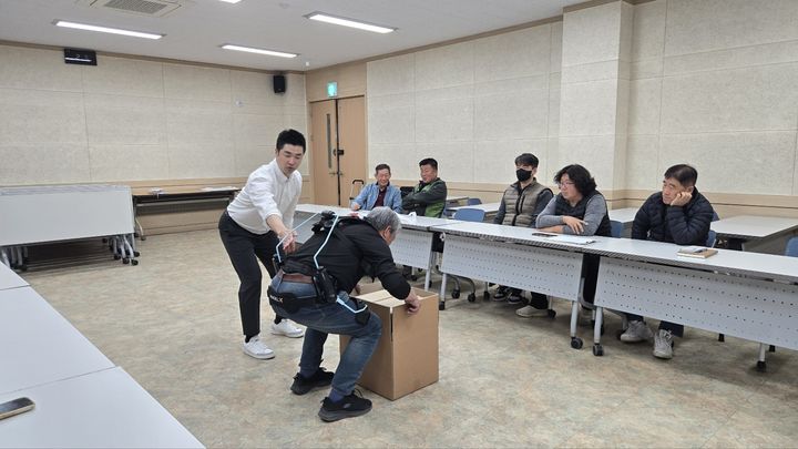 [세종=뉴시스] 농작업 보조슈트 착용 시연 모습. (사진=세종시 제공) 2025.03.25. photo@newsis.com *재판매 및 DB 금지