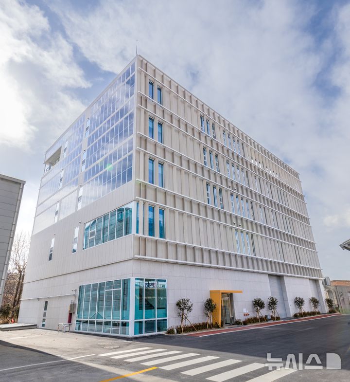 [창원=뉴시스]25일 한국전기연구원 창원 본원 내 개소하는 국내 최대 규모의 'AI CNC 실증센터' 외부 전경.(사진=한국전기연구원 제공)2025.03.25.photo@newsis.com