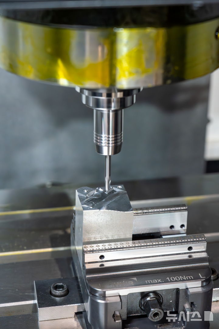 [창원=뉴시스]한국전기연구원 CNC 기술이 적용된 공작기계의 초정밀 가공 장면.(사진=한국전기연구원 제공) 2025.03.25. photo@newsis.com