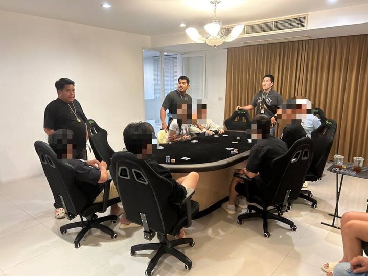 [서울=뉴시스] 지난 21일 밤 방콕 경찰이 불법 도박에 가담한 9명의 용의자를 급습, 체포했다. (출처=카오솟) 2025.03.25. photo@newsis.com *재판매 및 DB 금지