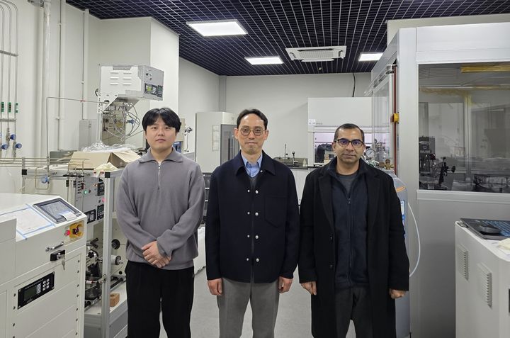 [수원=뉴시스] 아주대 첨단신소재공학과 연구팀. 왼쪽부터 이상민 학생, 서형탁 교수, 쿠마 모히트 교수. (사진=아주대 제공) 2025.03.25. photo@newis.com *재판매 및 DB 금지