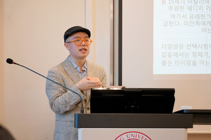 [서울=뉴시스] 직장인 장두원(32)씨가 지난달 19일 서울 광진구 세종대학교에서 '적으면 반드시 이뤘던 나의 꿈, 청춘 그리고 국가와 사회에 기여하는 인재로 성장하는 길'을 주제로 강연하고 있는 모습. (사진=세종대 제공) 2025.04.11. photo@newsis.com *재판매 및 DB 금지