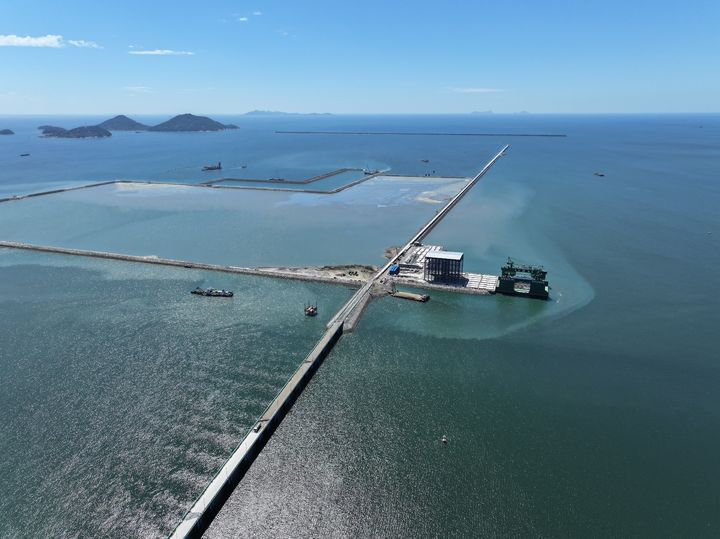 [세종=뉴시스] 한국농어촌공사는 29일 서울 영등포구 국회의원회관에서 새만금 조력발전에 대한 정책 공감대 형성과 추진 당위성 확보를 위한 국회세미나를 열었다고 밝혔다. 사진은 지난 3월 25일 당시 조성 중이던 새만금 신항만 전경. 2025.03.25. photo@newsis.com *재판매 및 DB 금지