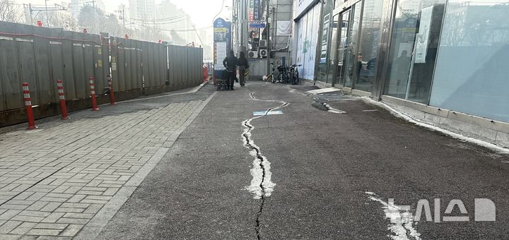 [광주=뉴시스] 광주 남구 도시철도2호선 공사가 진행중인 대남대로 주변 인도가 갈라져있다. (사진 = 광주 남구 제공) 2025.03.25. photo@newsis.com *재판매 및 DB 금지