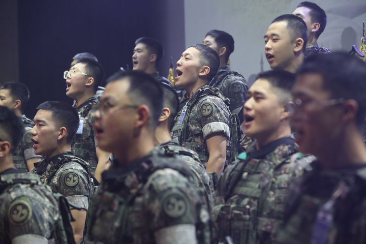 [서울=뉴시스] 2023년 계룡대 대강당에서 열린 제10회 육군 군가합창대회에서 군가를 가창하는 육군 장병들의 모습. (사진=국방일보 제공) 2025.03.25. photo@newsis.com *재판매 및 DB 금지