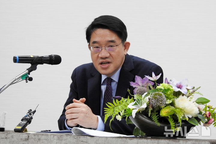 [제주=뉴시스] 오영재 기자 = 이흥권 신임 제주지방법원장이 3월25일 오전 제주지법 대회의실에서 열린 취임 기자 간담회에서 발언하고 있다. 2025.03.25. oyj4343@newsis.com