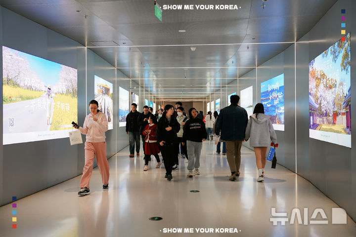 [제주=뉴시스] 제주관광공사, 중국 선양지역 현지 지하철역 옥외광고 모습. (사진=제주관광공사 제공) 2025.03.25. photo@newsis.com *재판매 및 DB 금지