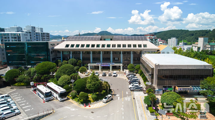 [통영=뉴시스] 신정철 기자= 통영시는 경상남도 주관의 '2025년 다회용기 재사용 촉진 지원사업 공모'에 선정돼 사업비 4000만원을 확보했다고 25일 밝혔다.사진은 통영시청 전경.(사진=뉴시스DB).2025.03.25. sin@newsis.com