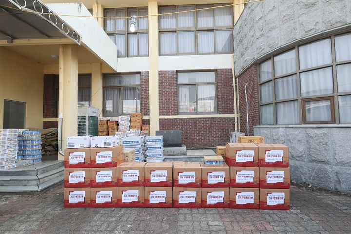 [진주=뉴시스] 한국남동발전, 산청군에 긴급구호물품 전달.(사진=한국남동발전 제공).2025.03.25.photo@newsis.com *재판매 및 DB 금지