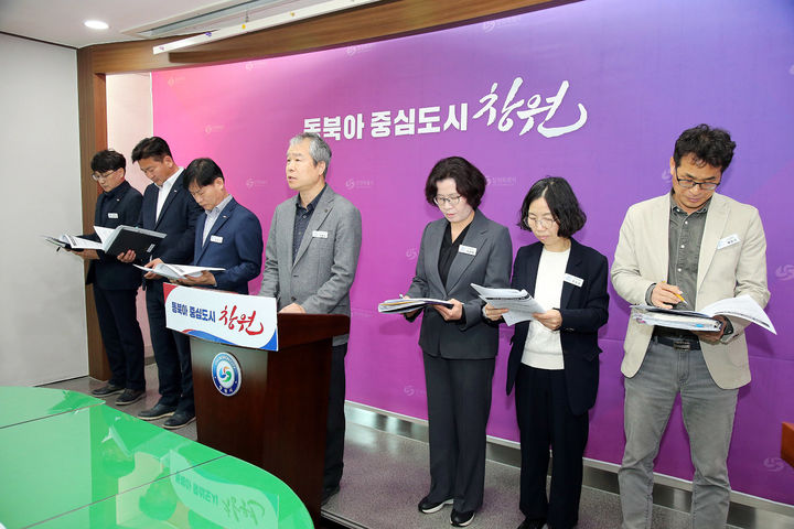 [창원=뉴시스] 강경국 기자 = 이종덕 경남 창원시 상수도사업소장이 25일 창원시청 프레스센터에서 브리핑을 갖고 하절기 유충 유입 대비 방안을 발표하고 있다. (사진=창원시청 제공). 2025.03.25. photo@newsis.com *재판매 및 DB 금지