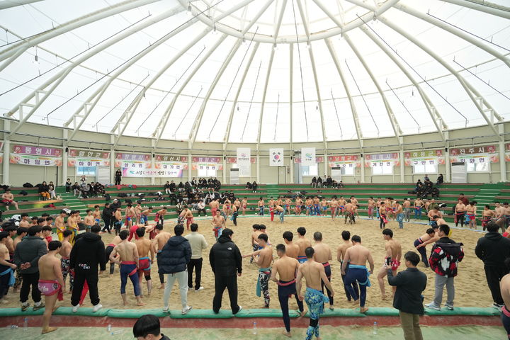 [고성(경남)=뉴시스] 신정철 기자= 경남 고성군이 지난 1월부터 3월까지 약 3개월간 진행된 동계 전지훈련에서 9개 종목, 180개 팀, 3900여 명의 선수가 고성군을 찾았고 이를 통해 33억 원의 경제유발 효과를 창출했다고 25일 밝혔다.사진은 초등학교 23개 팀 250여 명, 중학교 19개 팀 230여 명, 고등학교 14개 팀 180여 명, 대학, 실업 4개 팀 40여 명이 훈련에 참가한 씨름경기장 모습.(사진=고성군 제공).2025.03.25. photo@newsis.com *재판매 및 DB 금지