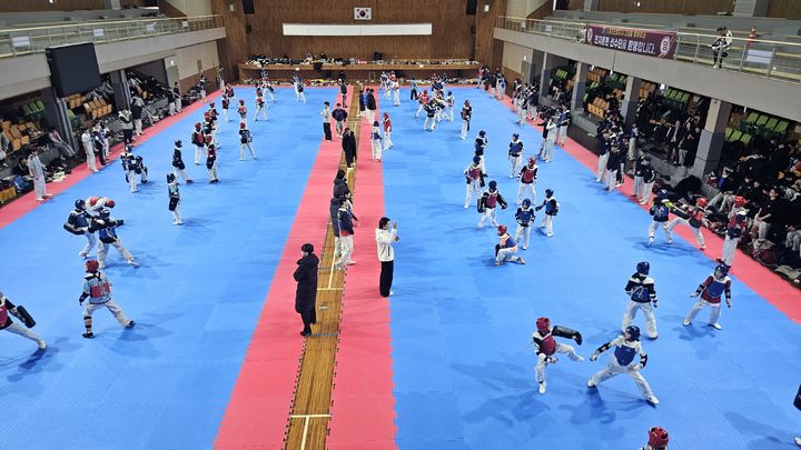 [고성(경남)=뉴시스] 신정철 기자= 경남 고성군이 지난 1월부터 3월까지 약 3개월간 진행된 동계 전지훈련에서 9개 종목, 180개 팀, 3900여 명의 선수가 고성군을 찾았고 이를 통해 33억 원의 경제유발 효과를 창출했다고 25일 밝혔다.사진은 중학교 31개 팀 520여 명의 선수들이 참여한 태권도 동계훈련 모습.(사진=고성군 제공).2025.03.25. photo@newsis.com *재판매 및 DB 금지