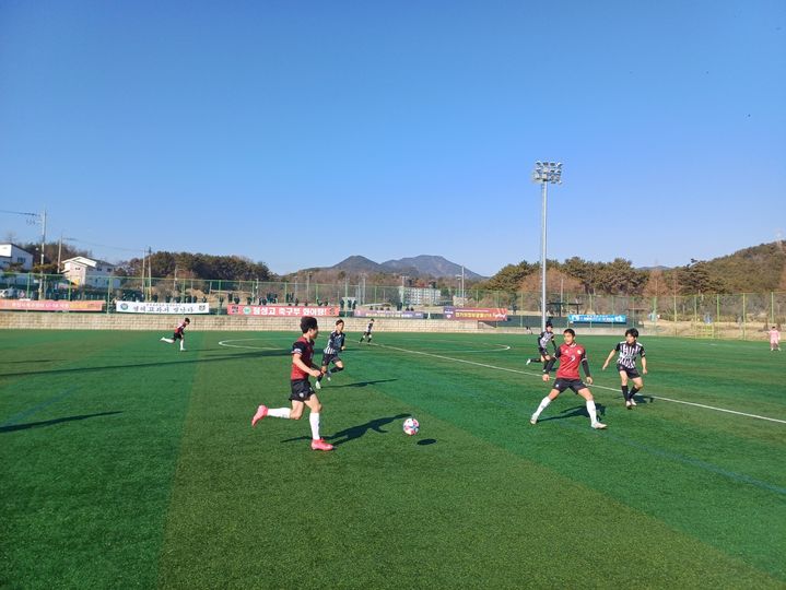 [고성(경남)=뉴시스] 신정철 기자= 경남 고성군이 지난 1월부터 3월까지 약 3개월간 진행된 동계 전지훈련에서 9개 종목, 180개 팀, 3900여 명의 선수가 고성군을 찾았고 이를 통해 33억 원의 경제유발 효과를 창출했다고 25일 밝혔다.사진은 유소년 19개팀 800여 명, 고등학교 11개 팀 450여 명, 대학교 7개 팀 280여 명이 참여한 축구 훈련 모습.(사진=고성군 제공).2025.03.25. photo@newsis.com *재판매 및 DB 금지