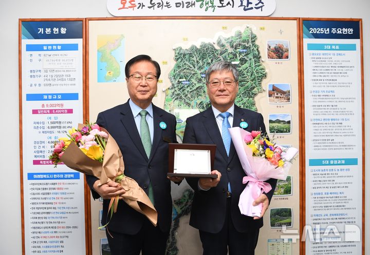 [완주=뉴시스] 이기성 (사)백합생산자중앙연합회 회장(오른쪽)이 25일 완주군 '1일 군수' 위촉장을 받고 유희태 군수와 기념촬영을 하고 있다. 2025.03.25 *재판매 및 DB 금지
