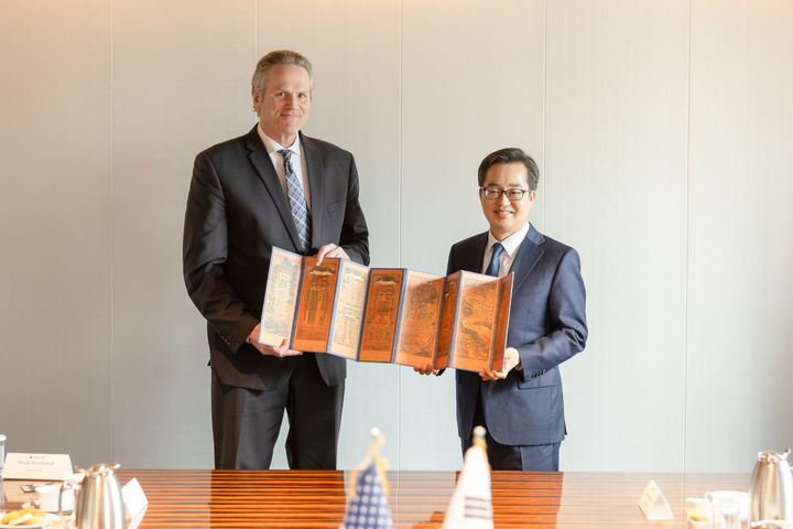 [수원=뉴시스] 25일 오전 서울 더플라자호텔에서 김동연 경기도지사가 마이크 던리비(Mike Dunleavy) 미국 알래스카 주지사와 면담을 하고 기념 촬영을 하고 있다. (사진=경기도 제공) 2025.03.25. photo@newsis.com *재판매 및 DB 금지