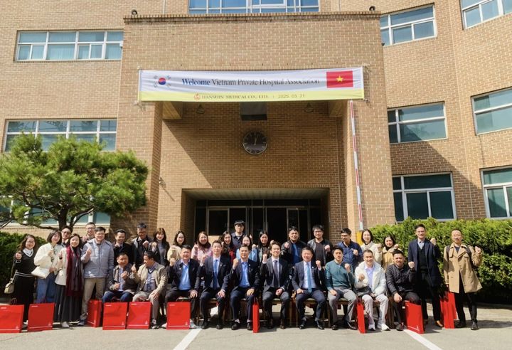 [서울=뉴시스] 25일 한국의료기기협동조합에 따르면 지난 21일 트란 티엔 쿠안(TRAN TIEN QUAN) 베트남 사립병원협회 부회장을 비롯한 베트남 사립병원 원장과 관계자 31명은 인천시 부평구에 위치한 한신메디칼 본사를 방문했다. (사진=한국의료기기협동조합 제공) 2025.03.25. photo@newsis.com *재판매 및 DB 금지