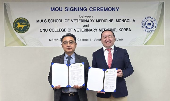 [대전=뉴시스] 충남대학교 정주영 수의과대학장(왼쪽부터}과 몽골국립생명과학대 Erdene-Ochir Tseren-Ochir 수의과대학장. (사진=충남대 제공) 2025.03.25. photo@newsis.com&nbsp; *재판매 및 DB 금지